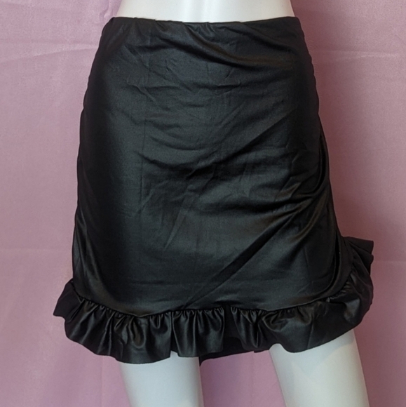 PrettyLittleThing Wet Look Frill Hem Mini Skirt in Black size 12 - Picture 1 of 5